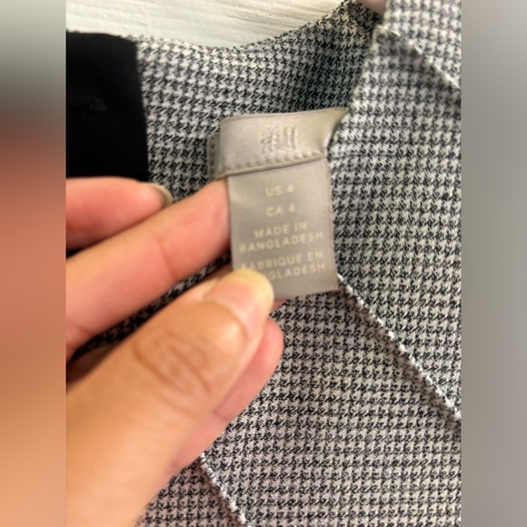 H&M | size 4 | houndstooth grey sheath dress with capped sleeves - Picture 4 of 5